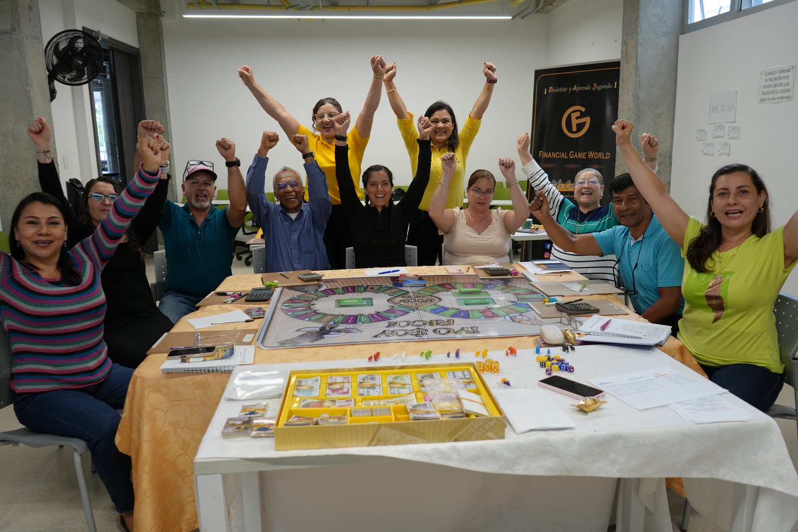 Servidores celebrando al cierre de una jornada de formación