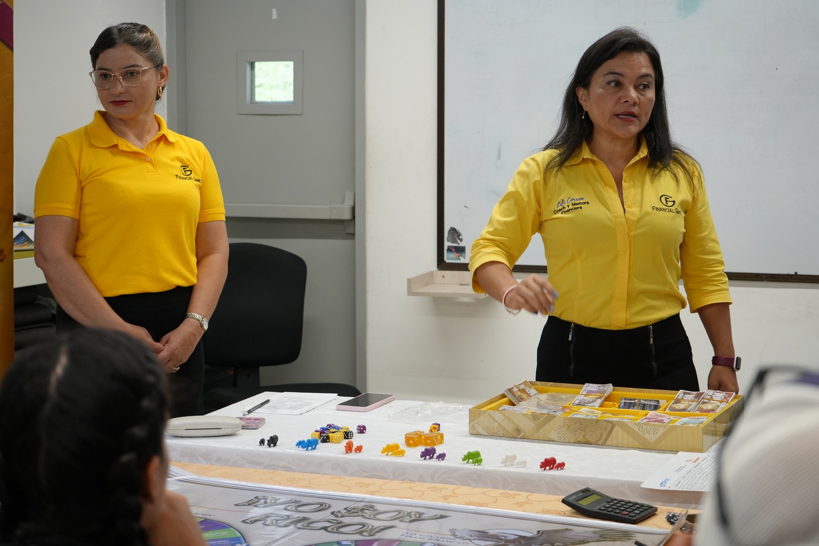 Facilitadoras presentando una actividad del Plan de Formación