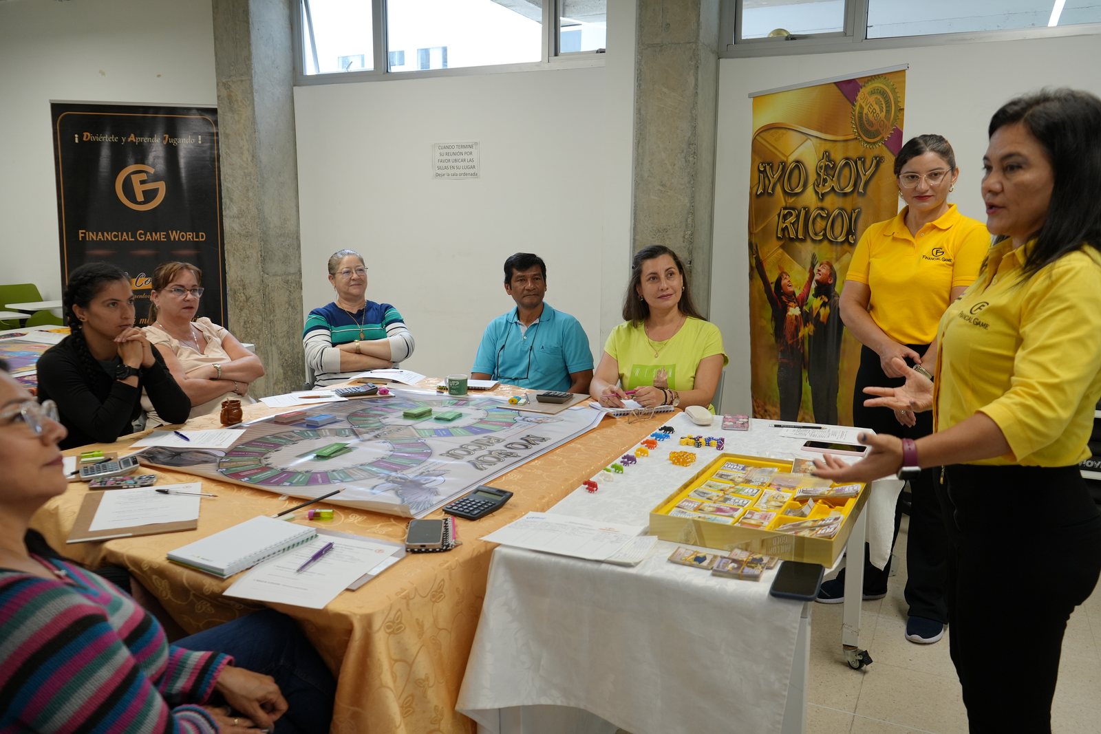 Taller con material didáctico en mesa de trabajo