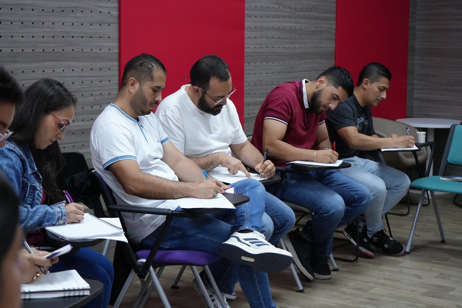 Servidores tomando notas durante una sesión